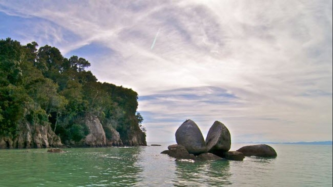 Split Apple Rock là một địa điểm du lịch hấp dẫn ở ngoài khơi vịnh Tasman, New Zealand.  Kỳ quan thiên nhiên này là cấu trúc đá hoa cương đặc biệt có hình giống một quả táo bị bổ đôi.